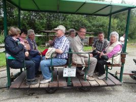 Froh gelaunt warten alle bis die Fahrt los geht ...