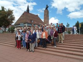 Gruppenfoto auf derTreppe des Marktplatzes von Freudenstadt