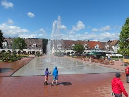 Blick über den Marktplatz in Freudenstadt mit den 50 Wasserfontänen