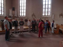 Spontan stellen sich einige Sängerinnen und Sänger im Innern der Kirche auf und singen DONA NOBIS PACEM - welch tolle Akustik ...