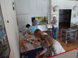 Im Saal des Feuerwehrhauses wird alles für die Gäste aus Frankreich vorbereitet