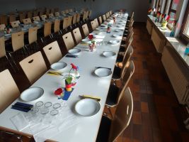 Der Tischschmuck ist farblich ganz auf die deutsch-französische Begegnung ausgerichtet