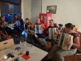 Die Akkordeongruppe spielt zum Tanz auf