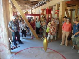 Ein riesiges Sandpendel fasziniert die Besucher