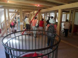 Eine einzigartige Holzkugelbahn, die sich über mehrere Etagen bewegt, zieht alle in ihren Bann 