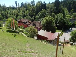 Blick ins Gelände und auf die Gebäude im Eingangsbereich