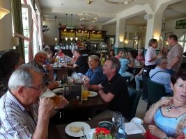 Nach dem Museumsrundgang freuen sich alle auf ein Stück Kuchen und etwas zu trinken ...