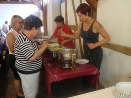 Abends bewirten die Sängerinnen und Sänger des Liederkranzes die Gäste in der Kelter