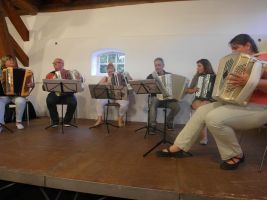 Und auch die Akkordeongruppe spielt auf