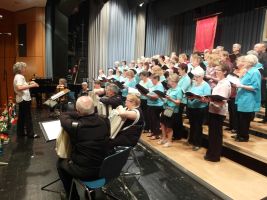 Hier die stellvertretende Chorleiterin der Stimmgabel, Christine Ringwald  