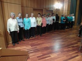 Die OBLIGATO-Sängerinnen warten auf ihren Einsatz