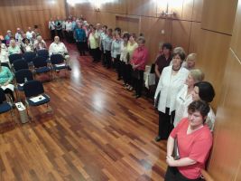 Auf der anderen Seite des Saals warten die Gastsängerinnen aus Oberesslingen und Berkheim