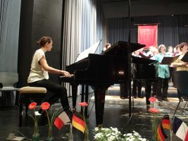 Leila Walter begleitet die Ensembles souverän am Flügel