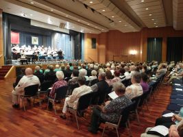 Der Saal der Festhalle ist gut besucht