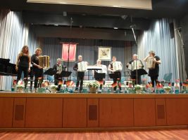 Die Akkordeongruppe erhält viel Applaus