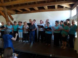 Nach dem gemeinsamen Mittagessen in der Kelter verabschieden sich die Gäste aus Frankreich mit einigen Liedbeiträgen