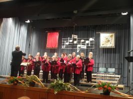 Der Frauenchor OBLIGATO unter der Leitung von Gerhard Werz eröffnet das Jubiläumskonzert