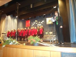 Die stv. Vorsitzende Bettina Hornek hält die Laudatio