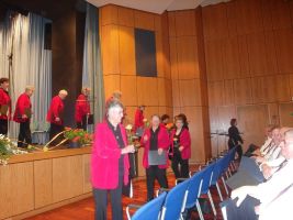 Als kleine Anerkennung erhalten alle Sängerinnen des Jubiläumschors vom Vorstand eine Rose