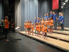 Die DENKENDORFER KLANGSTERNCHEN und der Jugendchor FERMATE bei ihrem gemeinsamen Auftritt