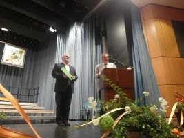 Joachim Schmid, musikalischer Leiter im Chorverband Karl Pfaff, führt die Ehrung von Gerhard Werz durch