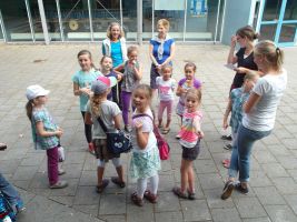 Die Kinder und die Betreuer treffen sich vor der Sporthalle