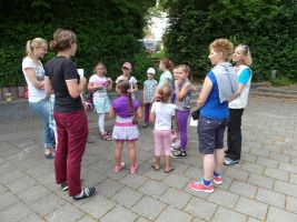 Jana ud Lena erklären, was die Kinder gleich erleben werden