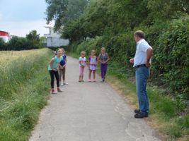 Der Dieb lauert den Kindern auf