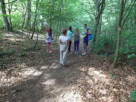 Die Kinder müssen zeigen, wie sie Sackhüpfen können