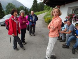 Am Samstagmorgen sammelt sich die Wandergruppe vor dem Haus 