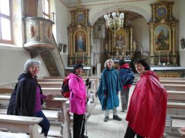 In der kleinen Kapelle in Baad stimmen die Chormitglieder unter der Leitung von Vizechorleiterin Christine Ringwald  den Kanon DONA NOBIS PACEM an