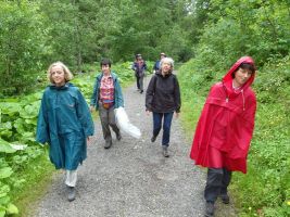Auf einem Fußweg entlang der Breitach geht es Richtung Mittelberg