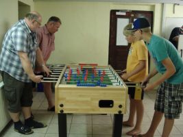 Zurück im Berghaus wird eine Weile eifrig am Tischkicker um Tore gekämpft