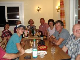 Abends sitzt die Gruppe im Aufenthaltsraum gemütlich beieinander