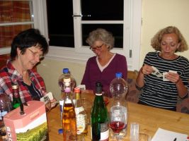 Beim Kartenspielen geht es lustig zu …