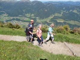 Auf einem schmalen Gratweg mit herrlichem Ausblick geht es gut gelaunt dem Ziel entgegen