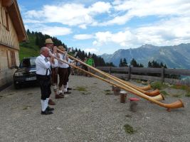 Eine Alphornbläsergruppe unterhält die Gäste
