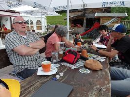 Geschafft! Im Söllerhaus treffen beide Wandergruppen wieder zusammen und machen zum Abschluss eine gemeinsame Kaffeepause  …