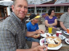 Eine Spezialität des Hauses mit AHA-Effekt: Der Heidelbeerschmarren sieht nicht nur lecker aus, sondern schmeckt auch …