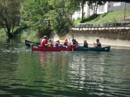Das Kanufahren macht allen Beteiligten viel Spaß ...