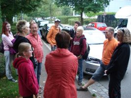 Morgens treffen sich die Teilnehmer an der Sporthalle