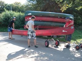 Unsere vier Boote werden vom Anhänger abgeladen ...