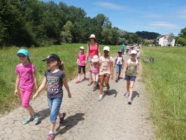 Munter macht sich die Gruppe auf den Weg zum WIESLE