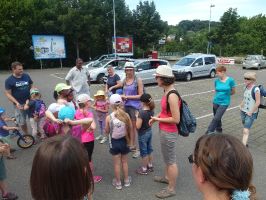 Auf dem Rewe-Parkplatz treffen nach und nach die Kinder ein