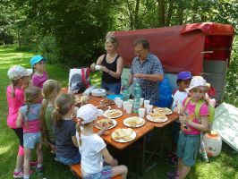 Marion und Kurt erwarten die Kinder am Ziel