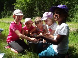An dieser Station gilt es Schätze zu suchen - mit Hilfe von Teelöffeln werden bunte Murmeln aus dem Sandeimer ausgegraben