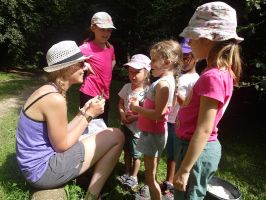Lena gibt kurze Textpassagen bekannter Chorlieder vor und die Kinder müssen den Liedtitel erraten