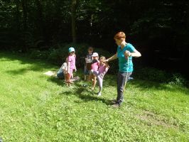 Mit Schwung wird der Gummistiefel vom Fuß geschleudert ... - wer wirft am weitesten