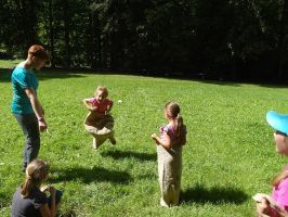 Viel Spaß macht auch das Sackhüpfen