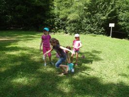 Beim Wassertransport muss mit einem Pappbecher, der am Boden Löcher hat, Wasser geschöpft und transportiert werden 